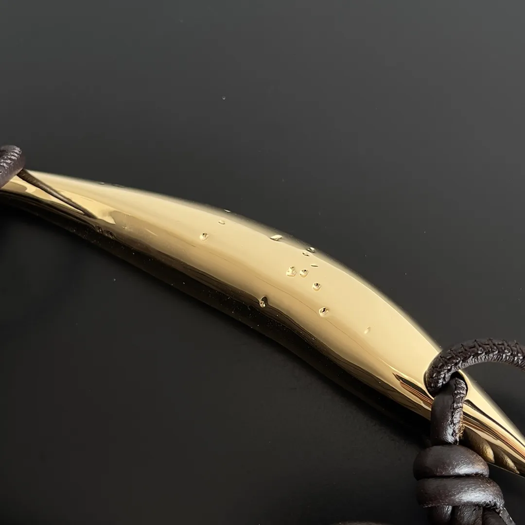 Batch of 1260 BV Mini Sardine is coming‼ ️Super high-end, stainless steel hardware + 24k real gold plating process, fish scales (concave and convex positions) are the finishing touch, the sardine bag that can be carried cross-body is completely beautiful to the heart. The metal element handle and the weaving are perfectly combined to completely integrate the artistic sense and elegance and fashion. It is really like a work of art🏺The large size is elegant, the small size is exquisite and cute, a must-have item for fashionistas, and the details are perfectly reproduced. Style number: 744267 Size 20*12*2.5